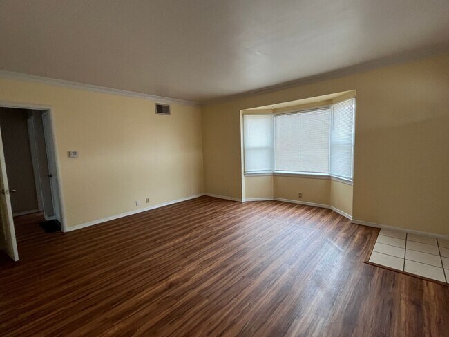 Building Photo - Downtown Duplex