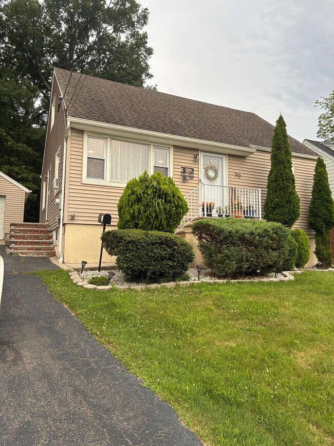 Building Photo - 70 Lower Notch Rd