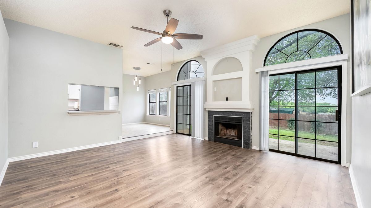 Building Photo - 9806 Pebble Ridge Dr