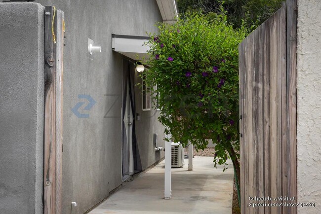 Foto del edificio - 1310 Breeze St