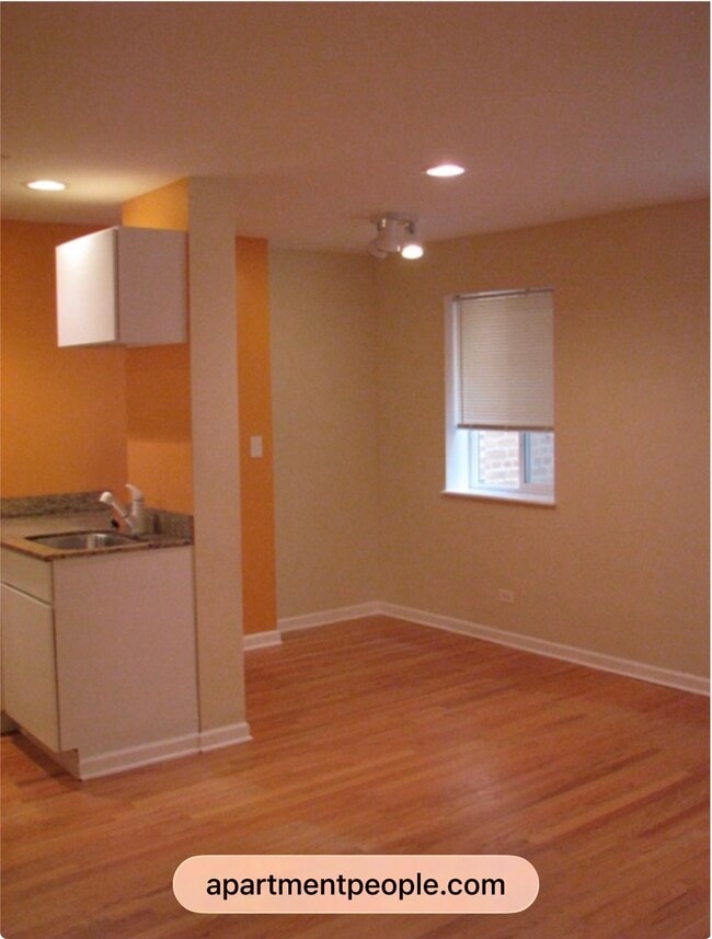 Building Photo - 5953 N Kenmore Ave