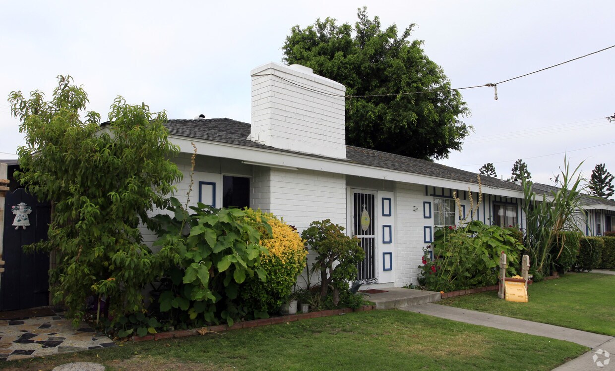 Building Photo - 2114 E Almont Ave