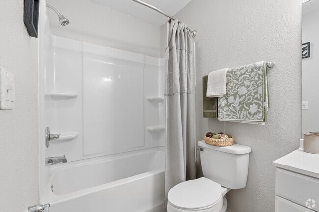 1BR 1BA - 540SF - Bathroom - University Lake
