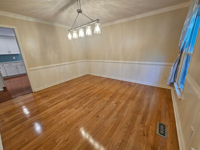 Foto del edificio - Spacious 4-Bed, 2.5-Bath in Hickory School...