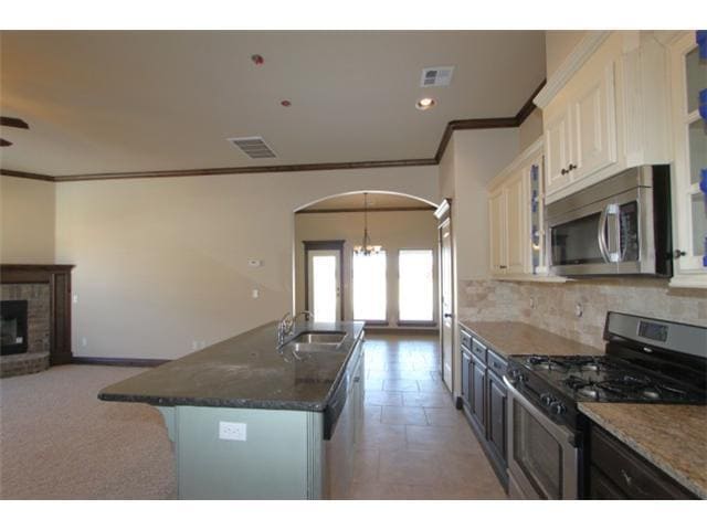 Building Photo - Transitional Home in The Grove Addition - ...