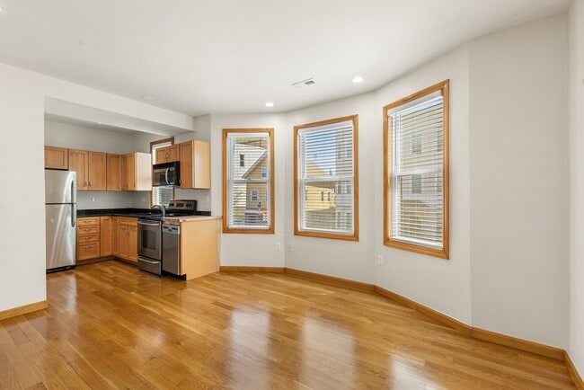 Building Photo - 609-611-611 Dorchester Ave