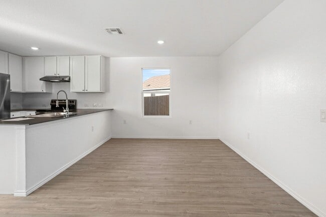 Building Photo - Southside gem! 4 bedrooms, loft, open floor plan less than 10 miles from the Toyota plant