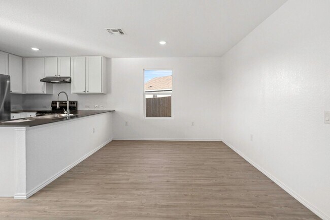 Foto del edificio - Southside gem! 4 bedrooms, loft, open floor plan less than 10 miles from the Toyota plant