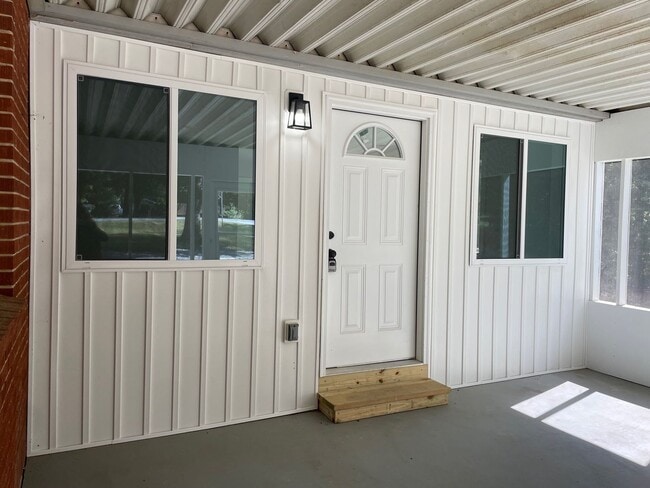 Building Photo - NEWLY REMODLED 3 BED, 2 BATH BRICK HOME LOCATED IN ASHEBORO! $1,750 RENT $1,750 DEPOSIT