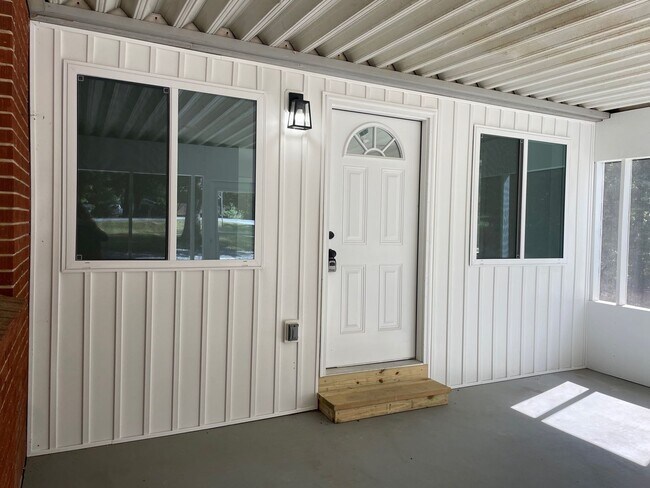 Foto del edificio - NEWLY REMODLED 3 BED, 2 BATH BRICK HOME LOCATED IN ASHEBORO! $1,750 RENT $1,750 DEPOSIT