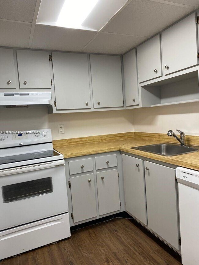 Building Photo - 7851 Miller Dr