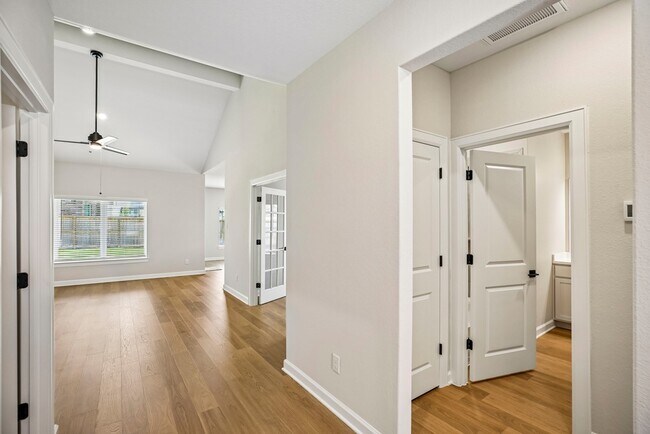 Building Photo - 3085 Sorrento Hl Dr