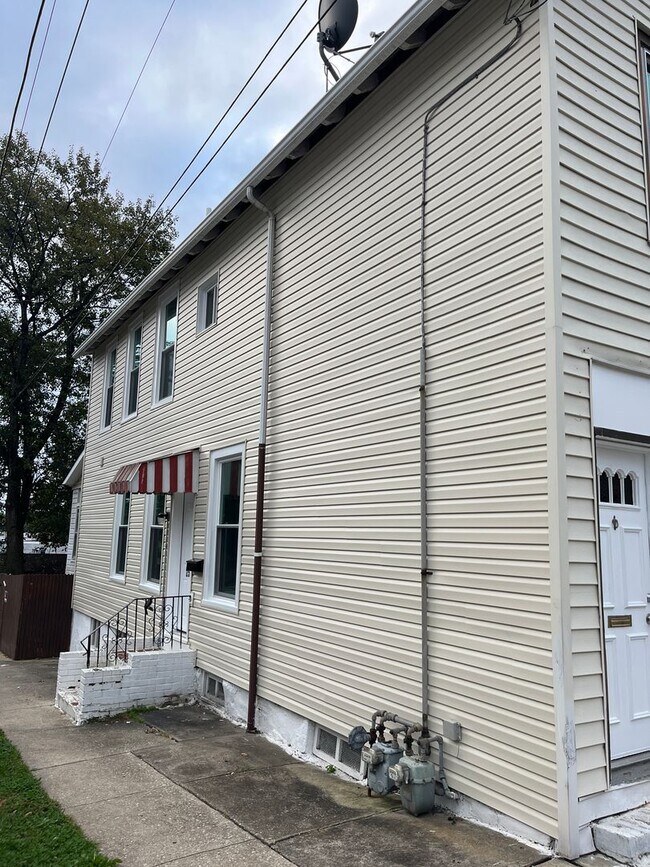 25 N 6th St Unit 2nd Floor B, Darby, PA 19023 Room for Rent in