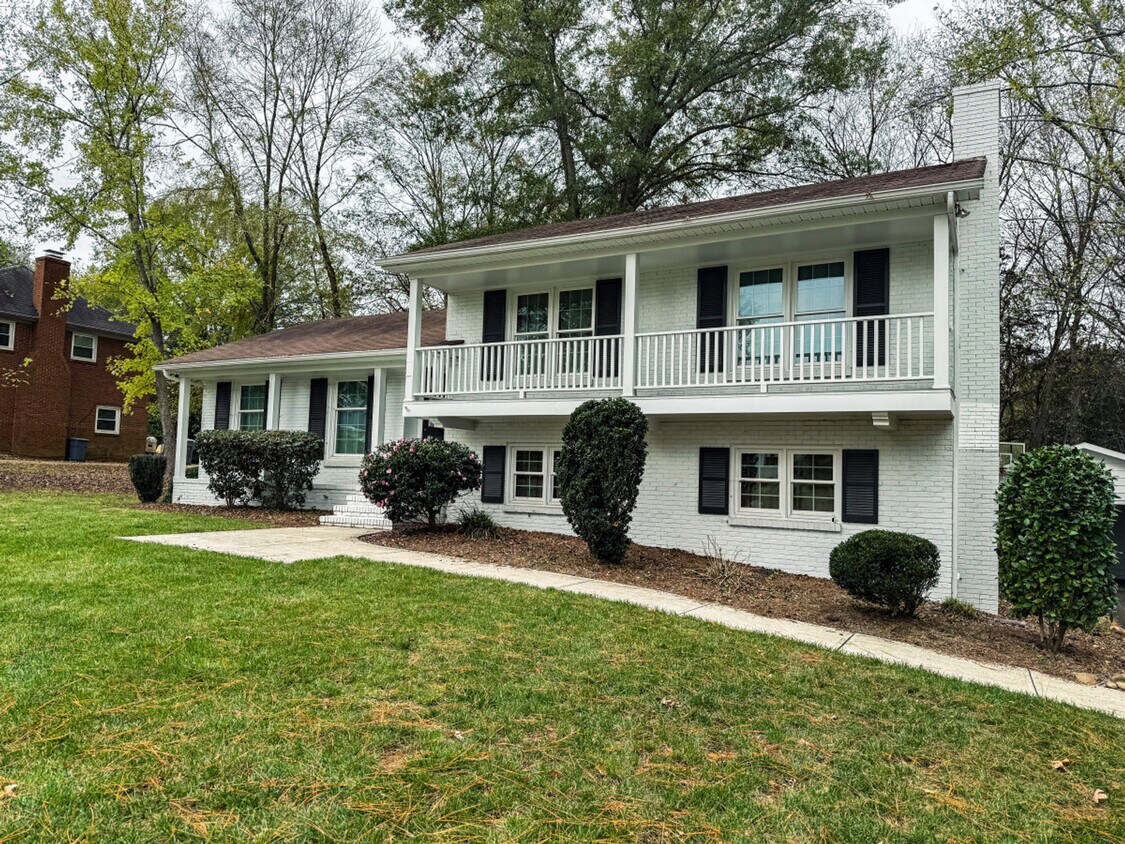 Foto principal - 7601 Bedfordshire Dr