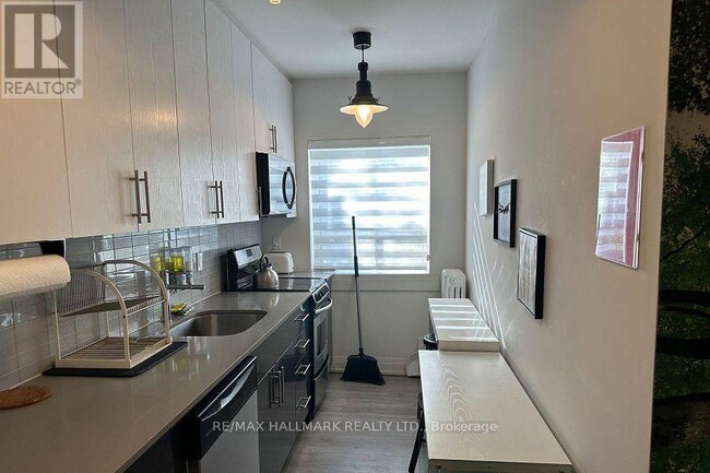 Building Photo - 595 St Clair Ave W