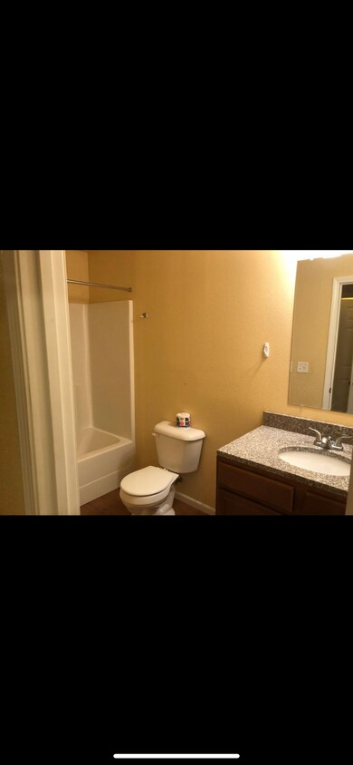 Full bathroom - 2216 Claflin Rd