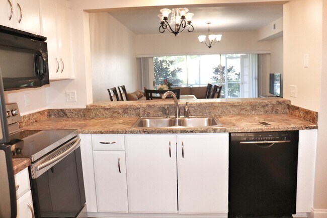 kitchen - 1096 Woodshire Ln