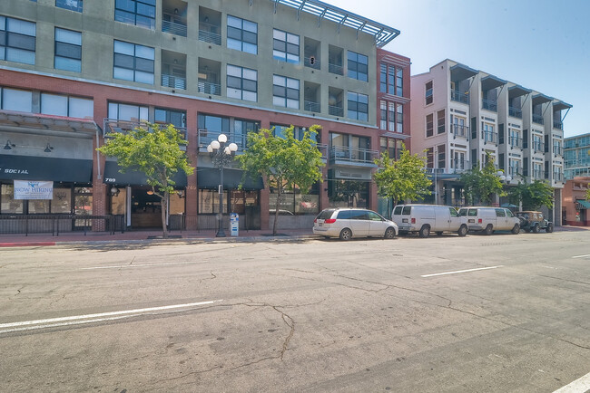 Building Photo - 777 6th Ave