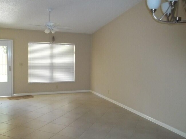 Building Photo - 8014 SE Villa Cir