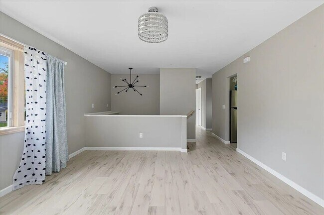 Foto del edificio - Beautifully Maintained Single-Family Home With Flexible, Multi-Area Layout