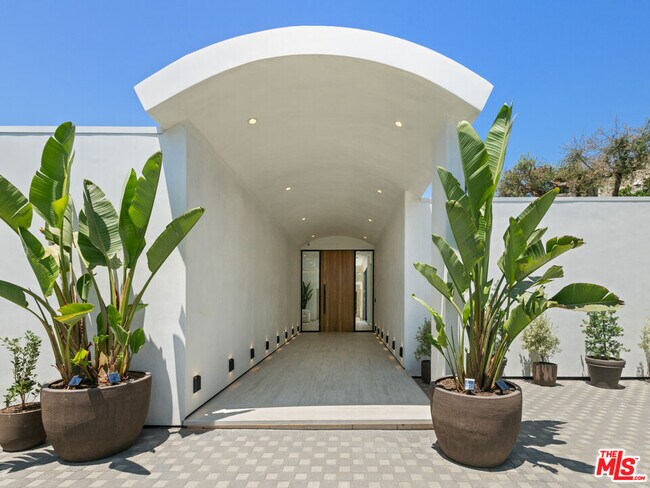 Building Photo - 365 Trousdale Pl