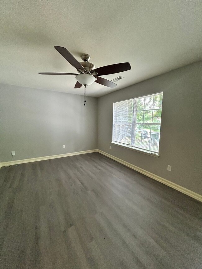 Charming 2 Bed, 1 Bath, 1 Car Garage, Covered Patio in Private Neighborhood! - Charming 2 Bed, 1 Bath, 1 Car Garage, Covered Patio in Private Neighborhood! Townhome