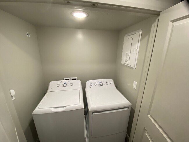 Building Photo - Great 2 bed 1 bath condo with pool and pic...
