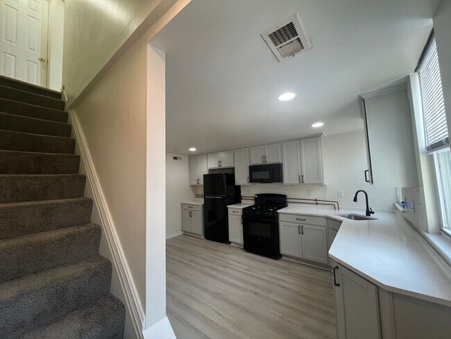 Building Photo - Beautifully Renovated Large 3 Bed/ 2 Bath ...