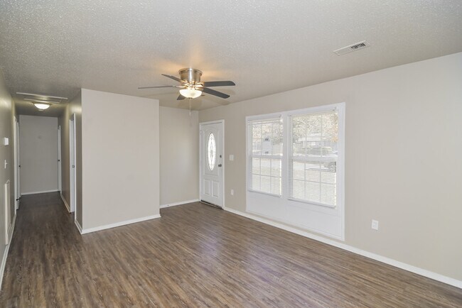 Foto del edificio - 2115 Fernbrook Dr NE