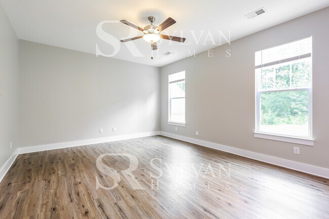 Building Photo - Easy living in this 4 BR, 2.5 BA home