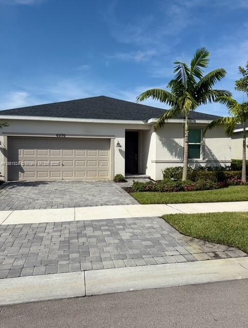 Foto principal - 6576 Cloverdale Ave
