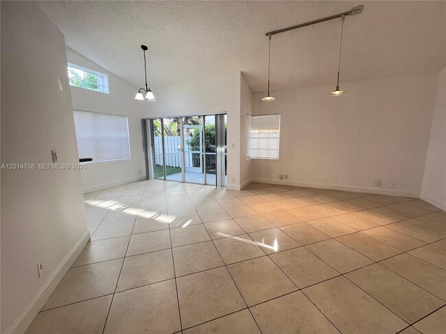 Foto del edificio - 465 Somerset Way