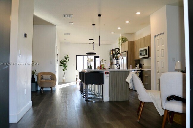 Foto del edificio - 7819 NW 104th Ave