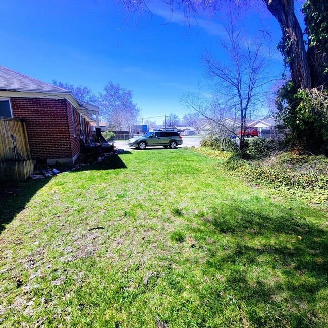 Foto del edificio - Private East Murray Home with HUGE yard!