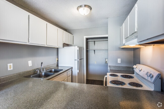 2BR, 1.5BA - 1,250SF - Kitchen - Village of Sycamore Ridge
