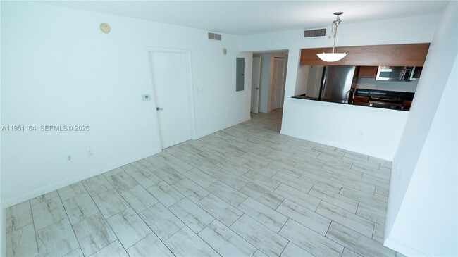 Building Photo - 1800 N Bayshore Dr