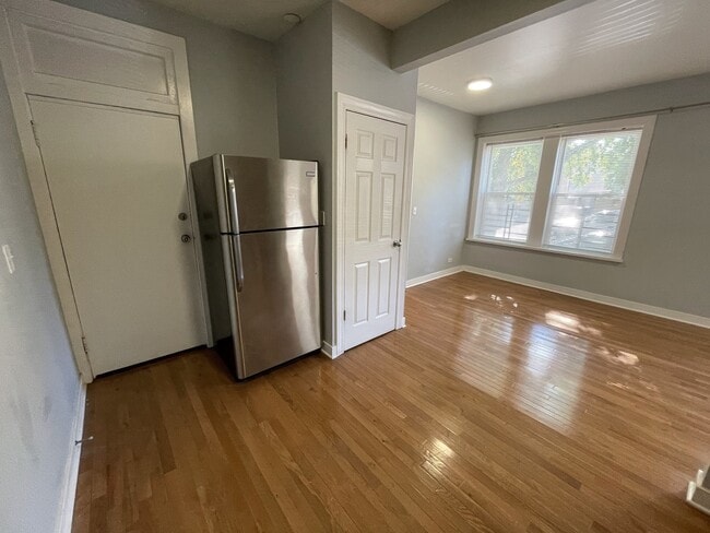 Building Photo - 2360 W Dickens Ave