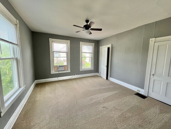 Building Photo - Spacious 1 bedroom in Bellevue!