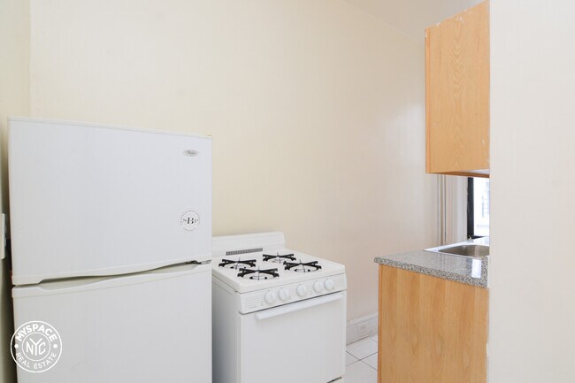 Foto del edificio - 875 St Johns Pl