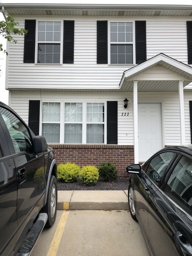 222 Crossing Dr, Normal, IL 61761 Townhouse for Rent in Normal, IL