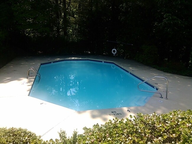 Building Photo - Chapel Hill / 4BR Mill Creek Garden-style ...