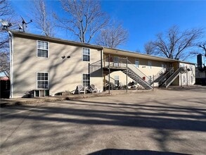Building Photo - 405 Sisters Ave