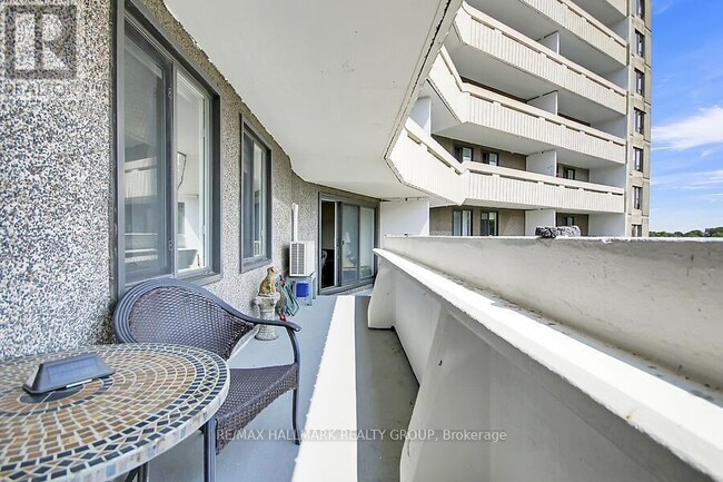 Building Photo - 1081-1081 Ambleside Dr