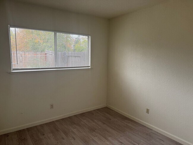 Foto del edificio - 3325-3327 Jayanne Way