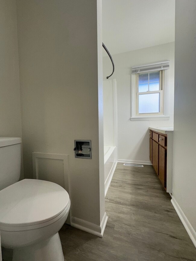 Building Photo - Nice 2BR duplex for rent with Central A/C ...