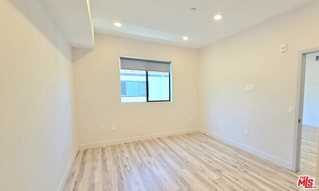 Building Photo - 1540 S Hayworth Ave