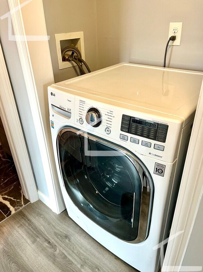 Building Photo - Brand new renovated 2 bed in Newton with parking.