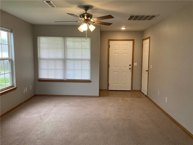 Building Photo - 340 Grant Springs Dr
