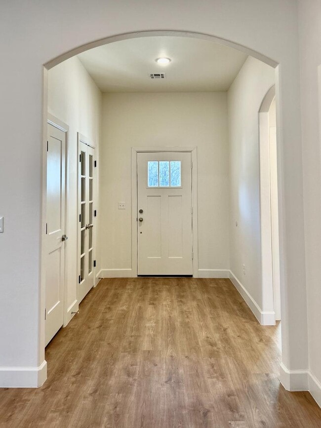 Building Photo - 127 Willow Grv Ln