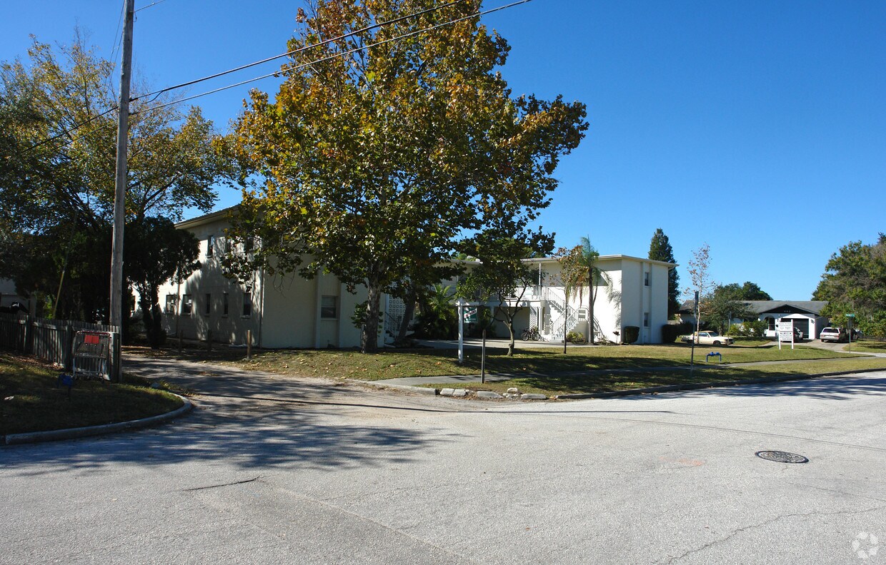 Building Photo - 426 Palm Ave N